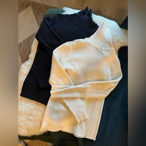 Lot of 2 knit turtlenecks in black & white, size XL.